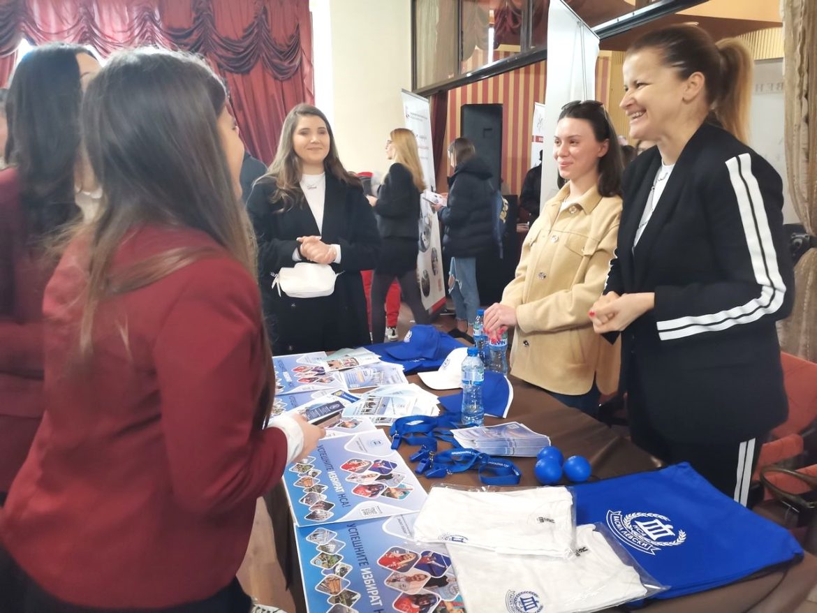 24 висши училища привличат бъдещи студенти на изложение в Плевен под мотото „Избирам да уча и остана в България“_65e0b4dc5f0b8.jpeg