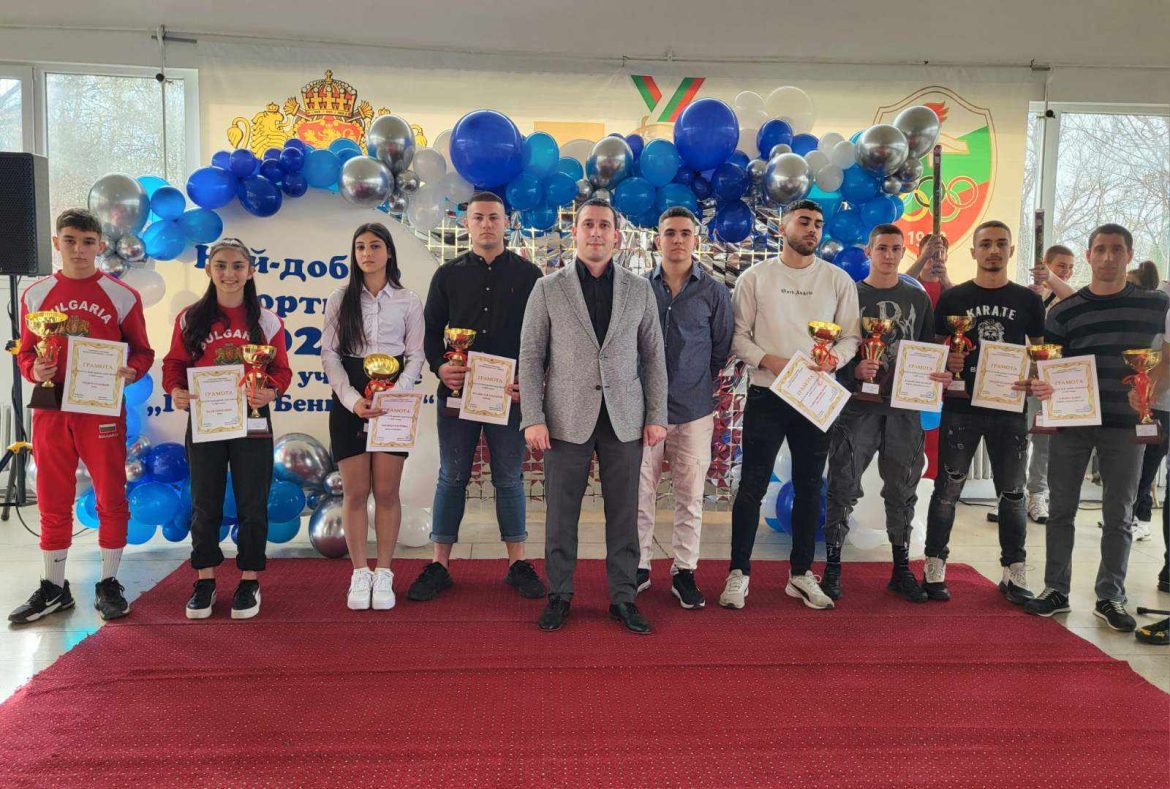 Заместник-управител връчи наградите на топ спортисти в Плевен._65e09fd9a2207.jpeg