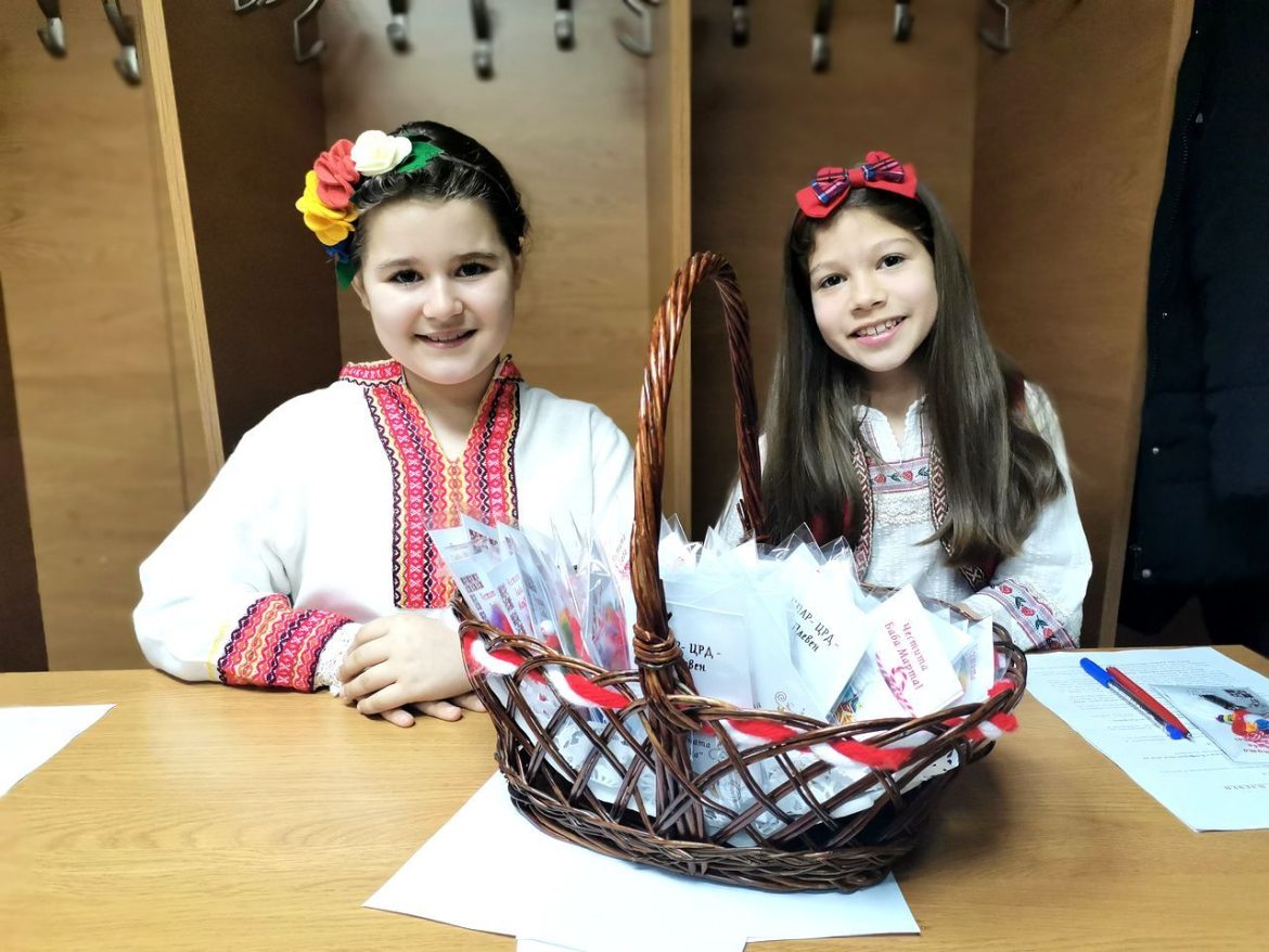 Малчугани раздаваха мартеници на местните съветници за добро здраве._65e098947f843.jpeg