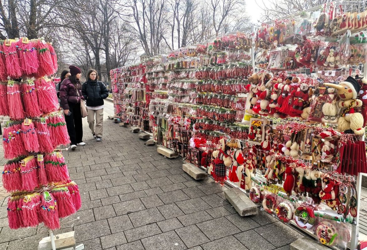 Откри се традиционният базар за мартеници в Плевен_65bcf316d9f42.jpeg