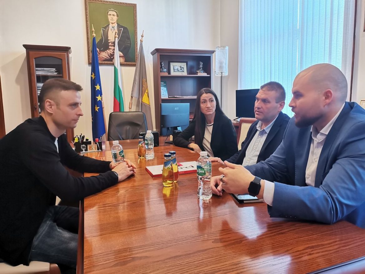 Среща на върха в Плевен: Кметът и председателят на Общинския съвет обсъдиха инициативи с легендата Димитър Бербатов_65d885fa04a28.jpeg