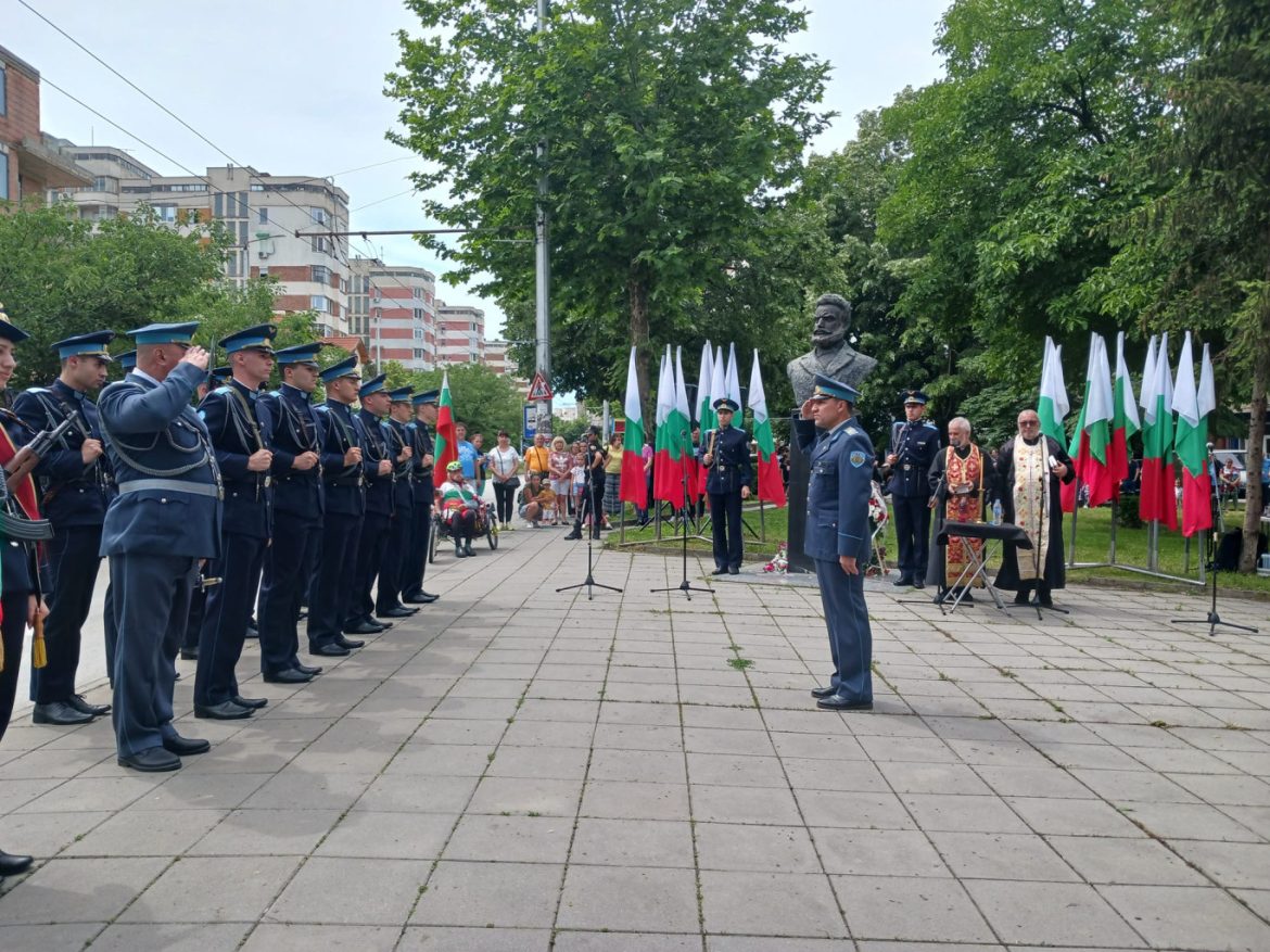 Град Плевен отдаде почит на Ботев и падналите за свободата на България._665c85bb07fae.jpeg
