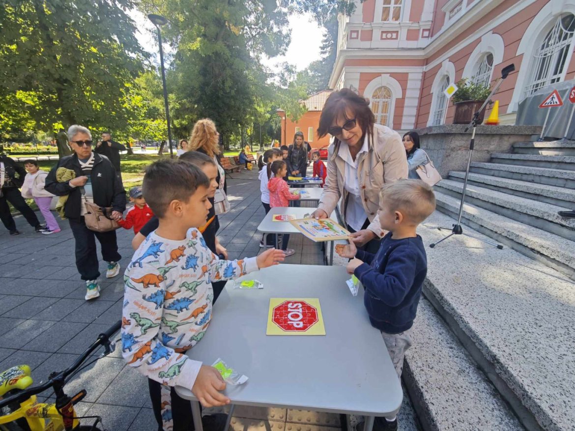 Детски празник в Плевен насочи вниманието към безопасността на пътя учениците._66e6c95708837.jpeg