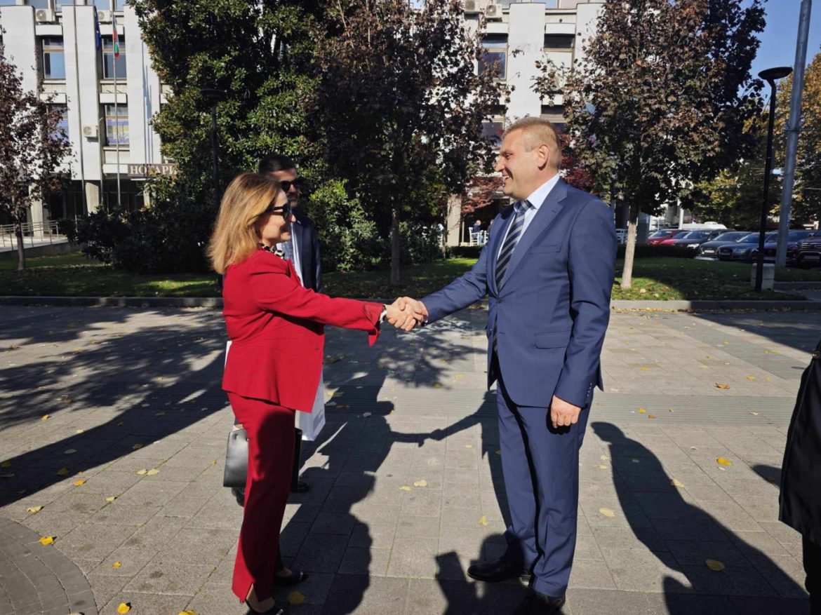 Кметът на Плевен обсъди партньорство с италиански посланик и бизнес делегация_6723a6b792fe1.jpeg