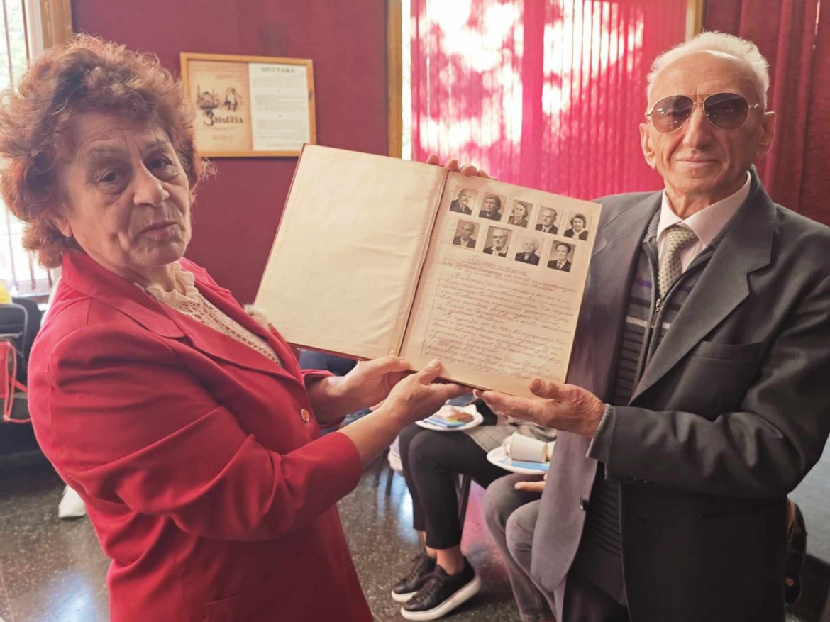 Плевенски клуб почете 90-годишнината на своя най-стар спортист Георги Шабански._671271838f0b3.jpeg