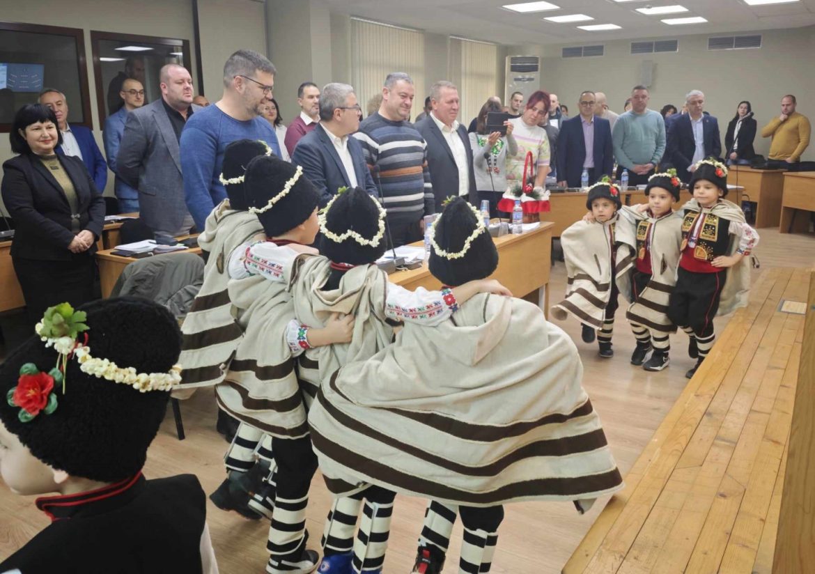 Декемврийското заседание на Общинския съвет започна с детски поздрав от коледари._6763ec810caf8.jpeg