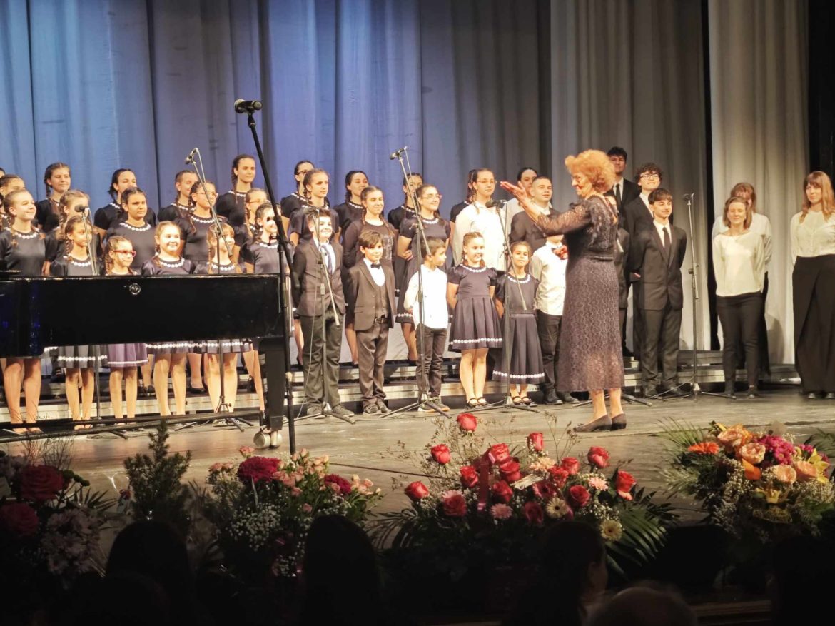 Детски хор „Звъника” празнува 40 години с изложба и концерти в Плевен._6769492545a17.jpeg