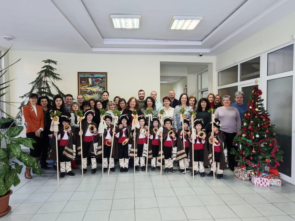 Коледарчета от Плевенската детска градина посетиха Административния съд с песни и стихове._6762c3a8a7b68.jpeg