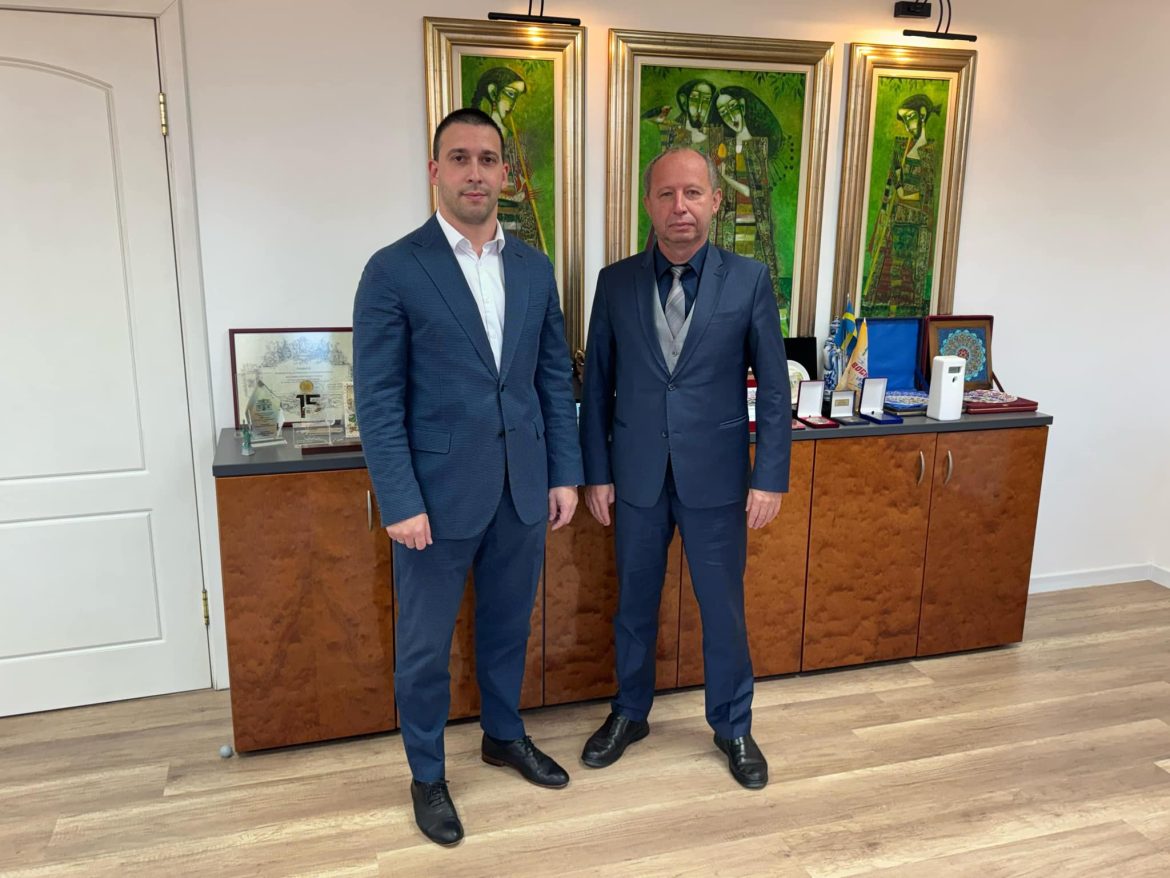 Областният управител обсъжда трансформация на колежа в университетски филиал._6762db9788966.jpeg