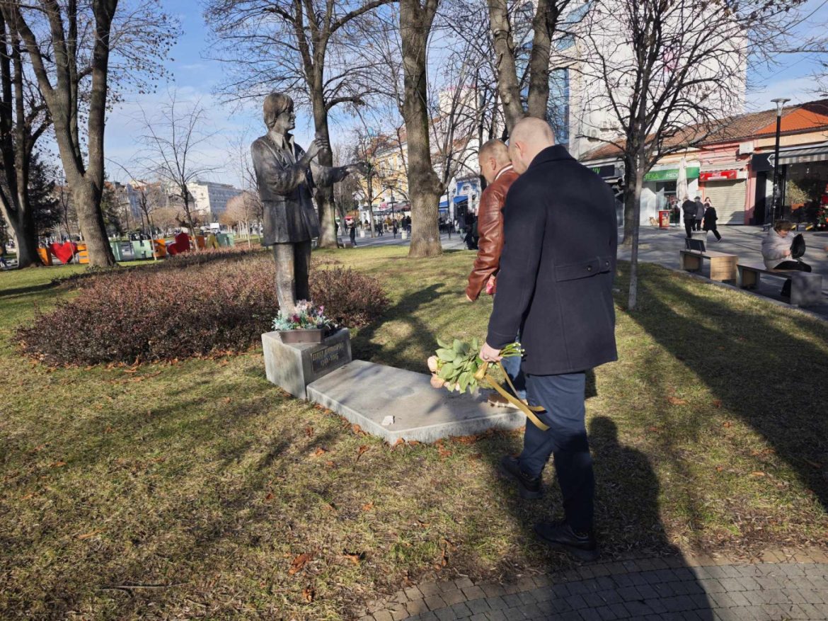 Плевен почита 84 години от рождението на Емил Димитров с цветя._6769502b74afa.jpeg