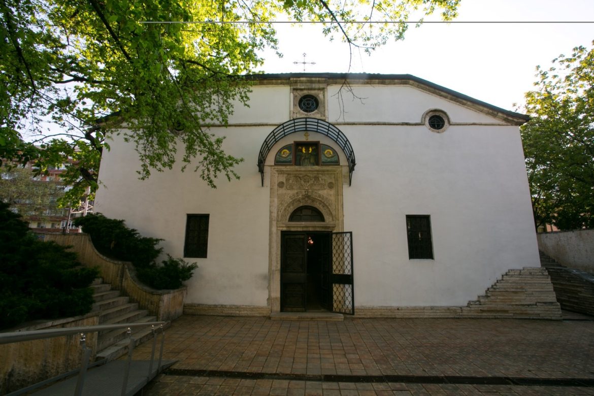 Плевенската църква „Свети Николай“ празнува храмов празник с литургия и курбан._6752a1aeddf84.jpeg