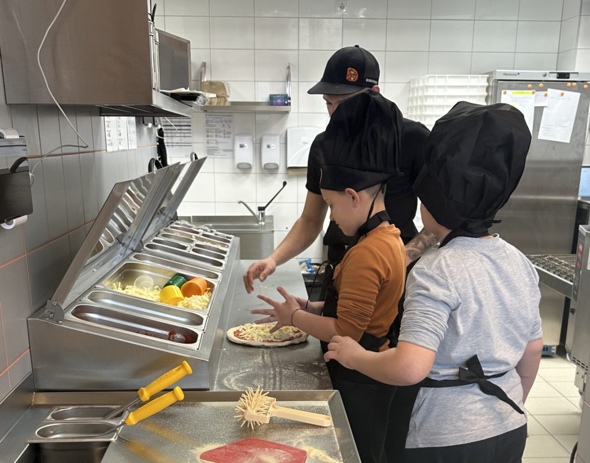 Община Плевен и „Додо пица“ обучават ученици в кулинарни умения_67b44d4958f84.jpeg