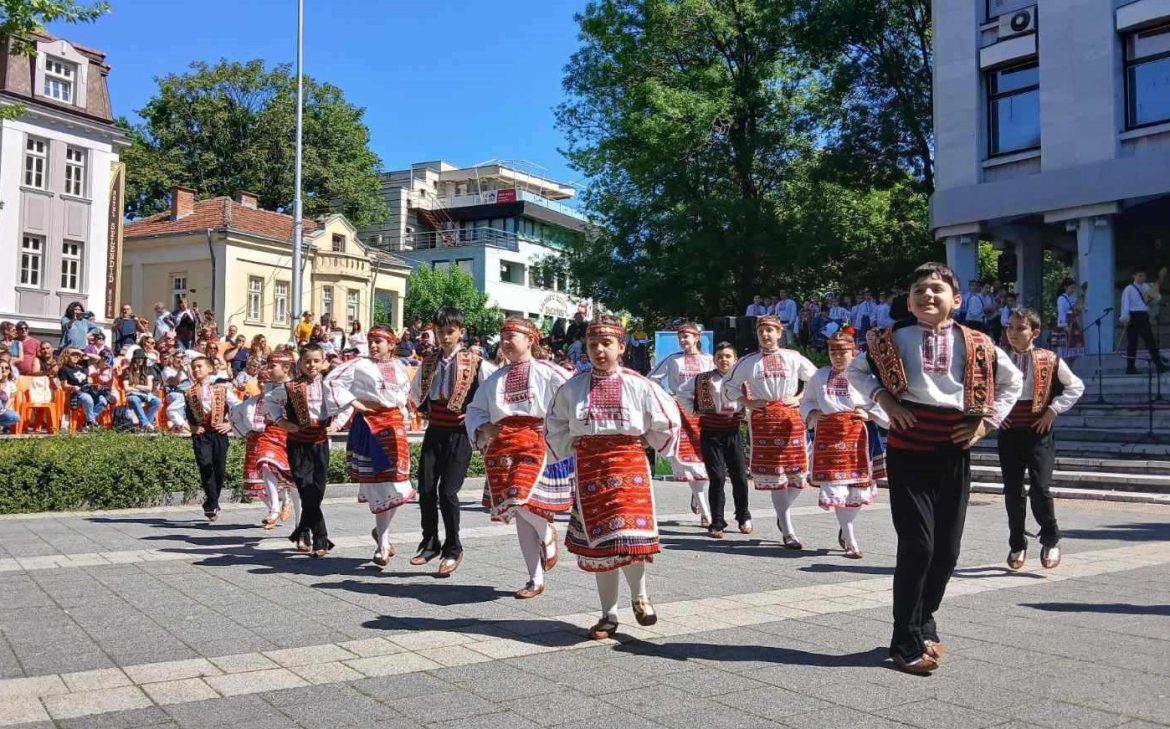 Община Плевен организира „Цветна Лазарица“ с дефиле и концерт за деца._67d18a0c82b07.jpeg