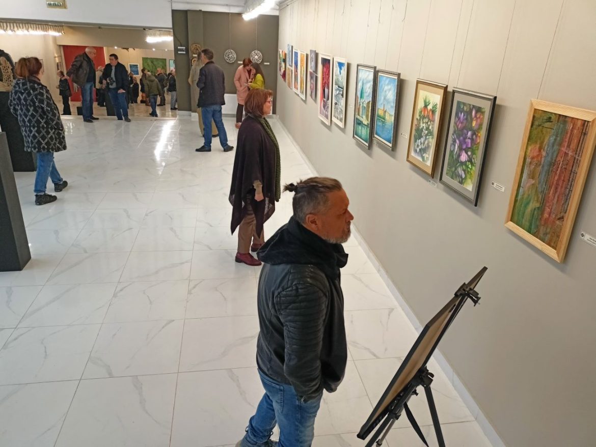 Плевенски художници представят 100 творби в ежегодния Пролетен салон._67ef90548f64a.jpeg