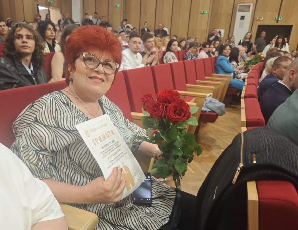 Кметът на Плевен връчи отличия на изявени директори, педагози и ученици._6831a9de219bd.jpeg