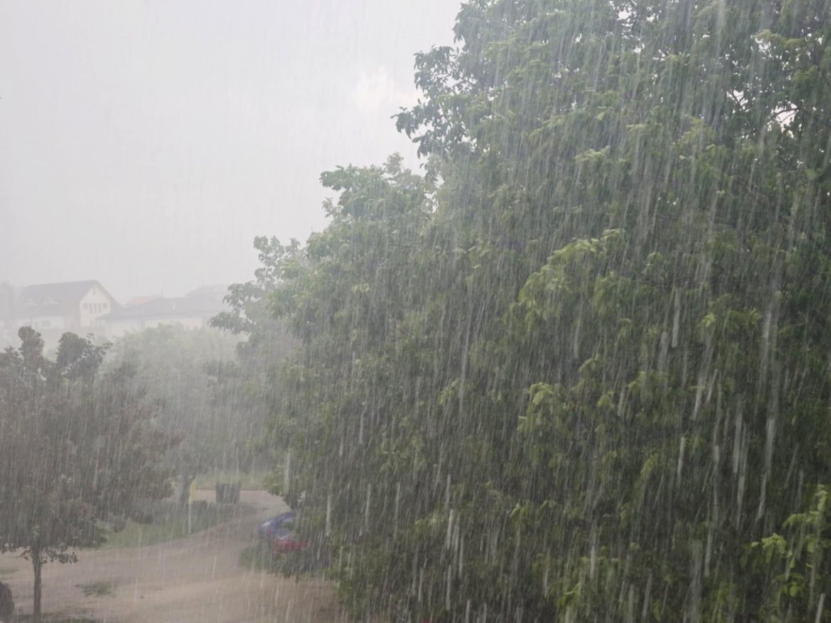 Проливни дъждове и градушка предизвикват проблеми в Плевен днес._6835f3edc6e4e.jpeg