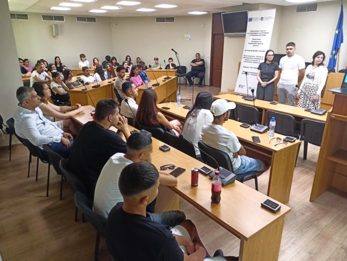 Младежи от Плевен се обучават да пазят природата по-активно Ако желаете алтернативен вариант: Плевенски ученици дискутират зелено бъдеще и доброволчество за природата Още един вариант: Обучение в Плевен вдъхновява младежи към устойчиви еко инициативи_685be5b2f1da0.jpeg