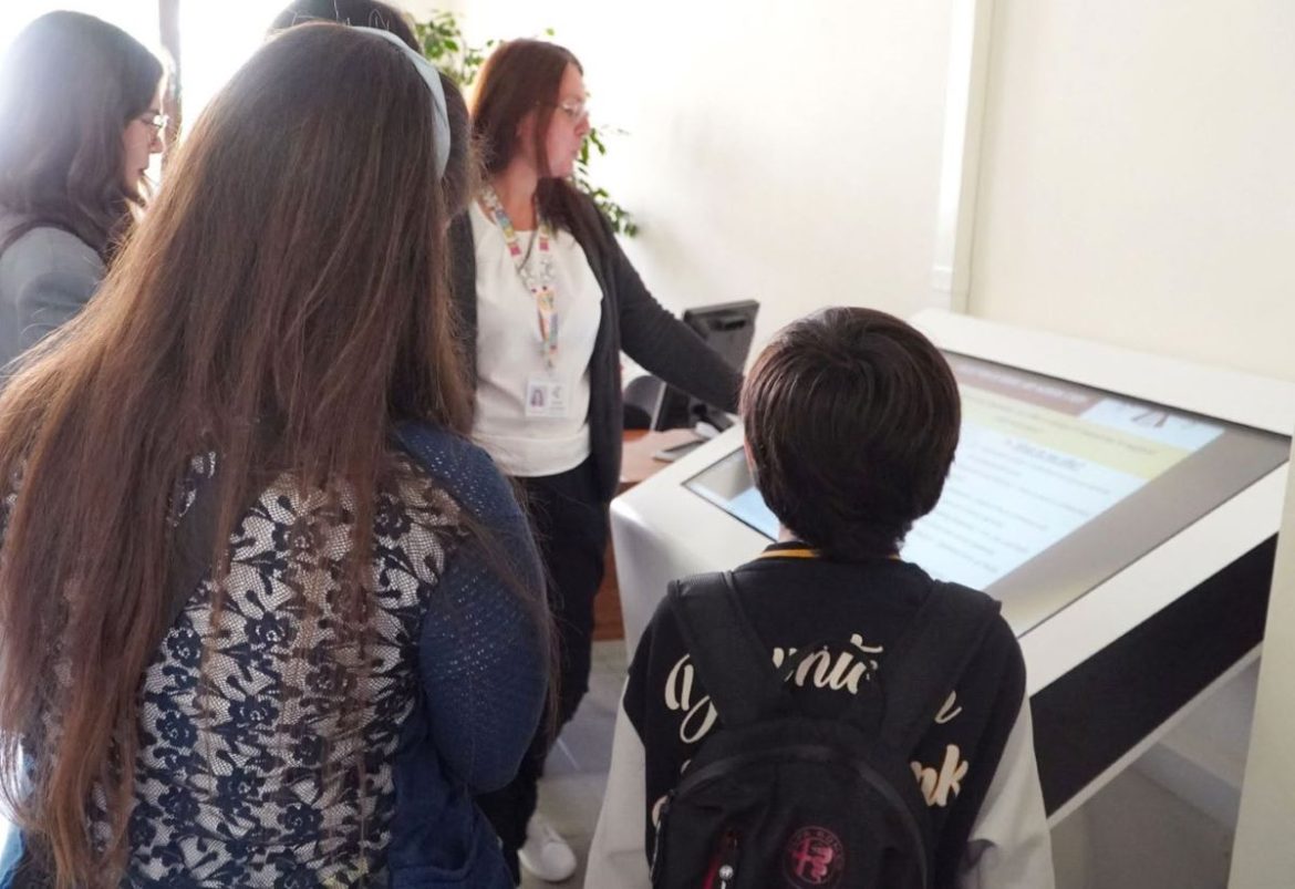 Нов интерактивен киоск в библиотеката в Плевен улеснява достъпа до информация._6864edb8058b5.jpeg