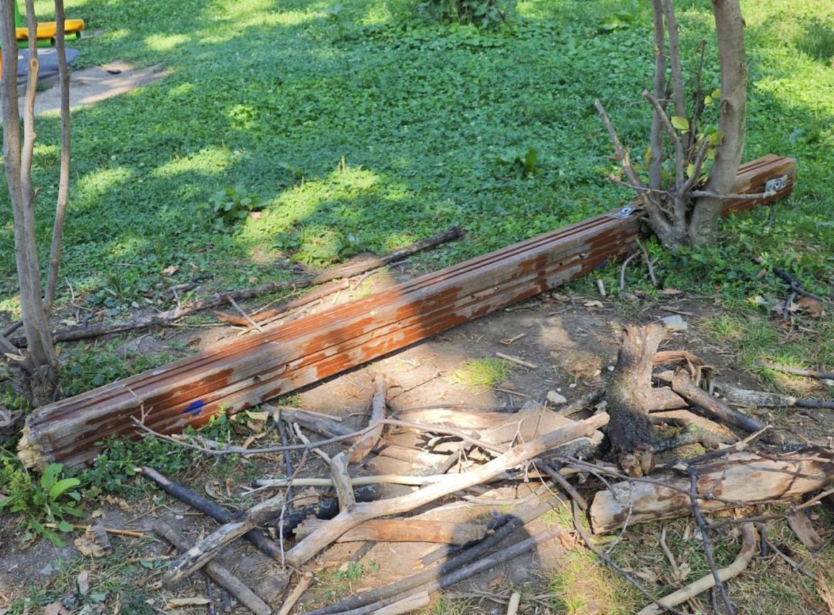 Вандализъм отново удря плевенската Градска градина, фитнес площадка повредена._689f19d3763b5.jpeg