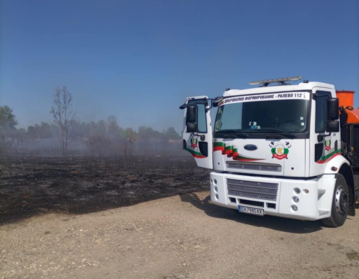 Доброволно формирование от Плевен подпомага гасенето на огнища край Ясен._68d3ad164190c.jpeg