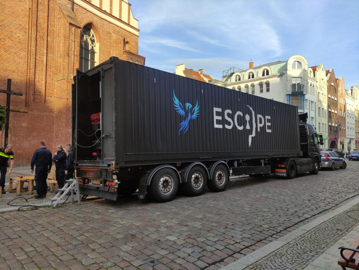 Иновативна ескейп стая на колела информира за трафика на хора._68d3b7960f94d.jpeg