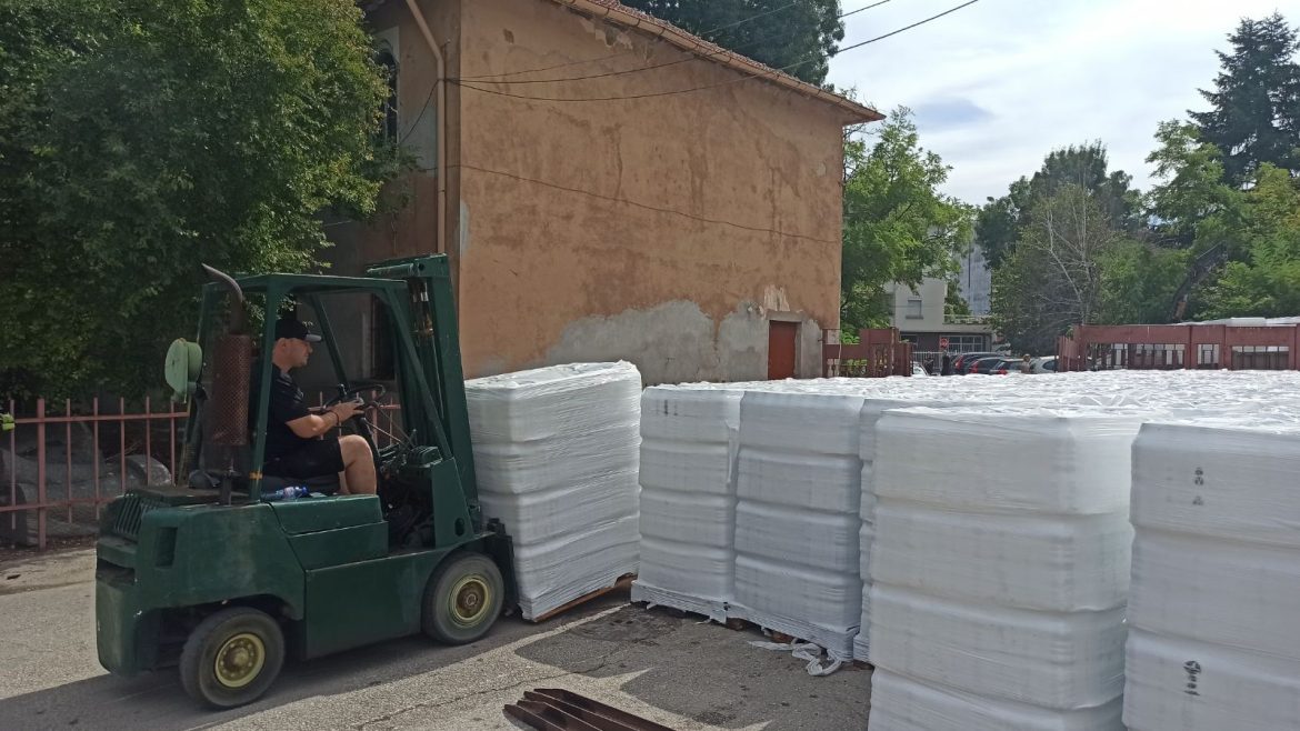 Област Плевен разпределя бутилирана вода за болници и училища._68ca5e0069518.jpeg