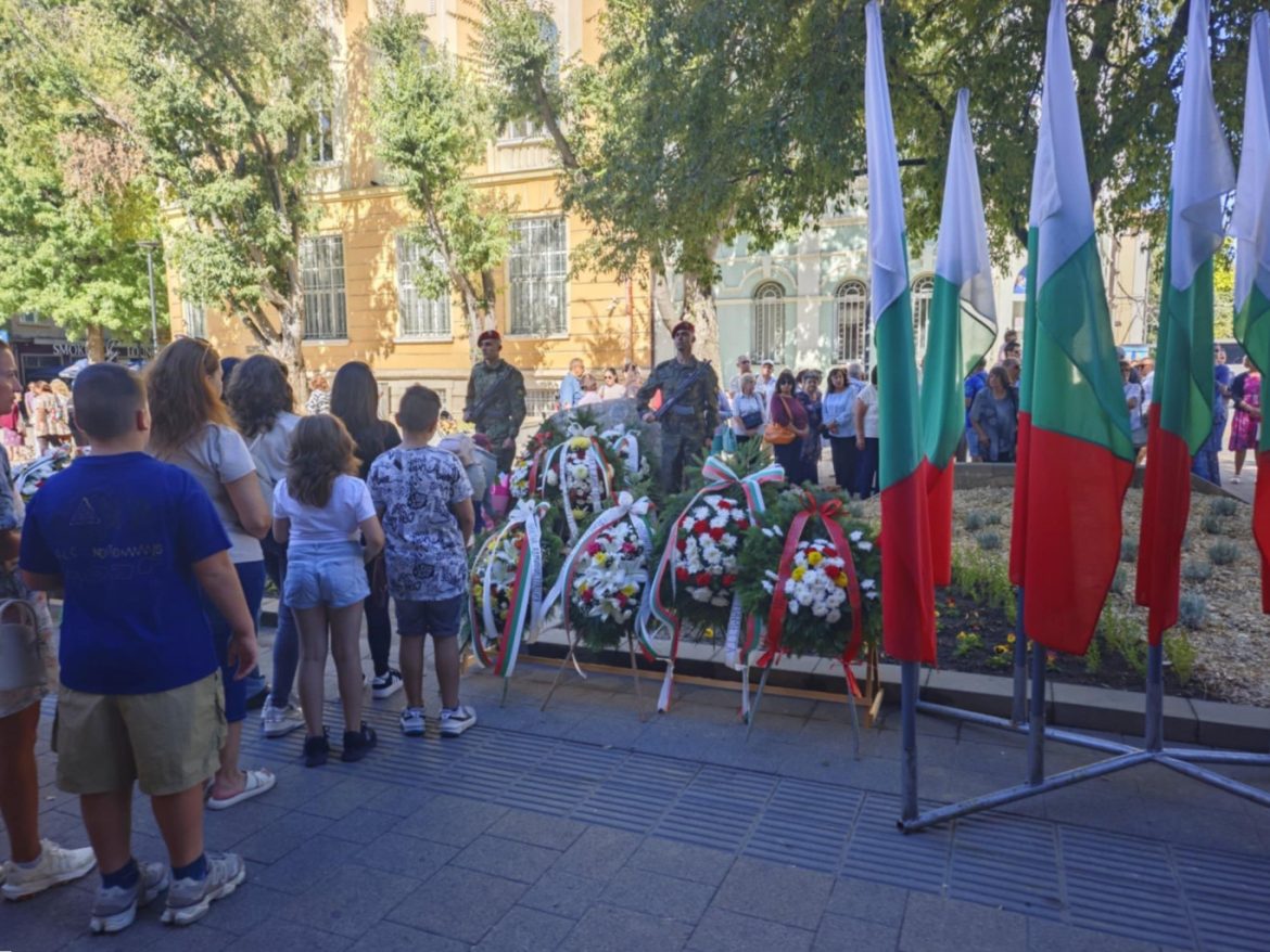 Плевен отбелязва 117 години от обявяване независимостта на България тържествено._68d3ad5b4a7a0.jpeg