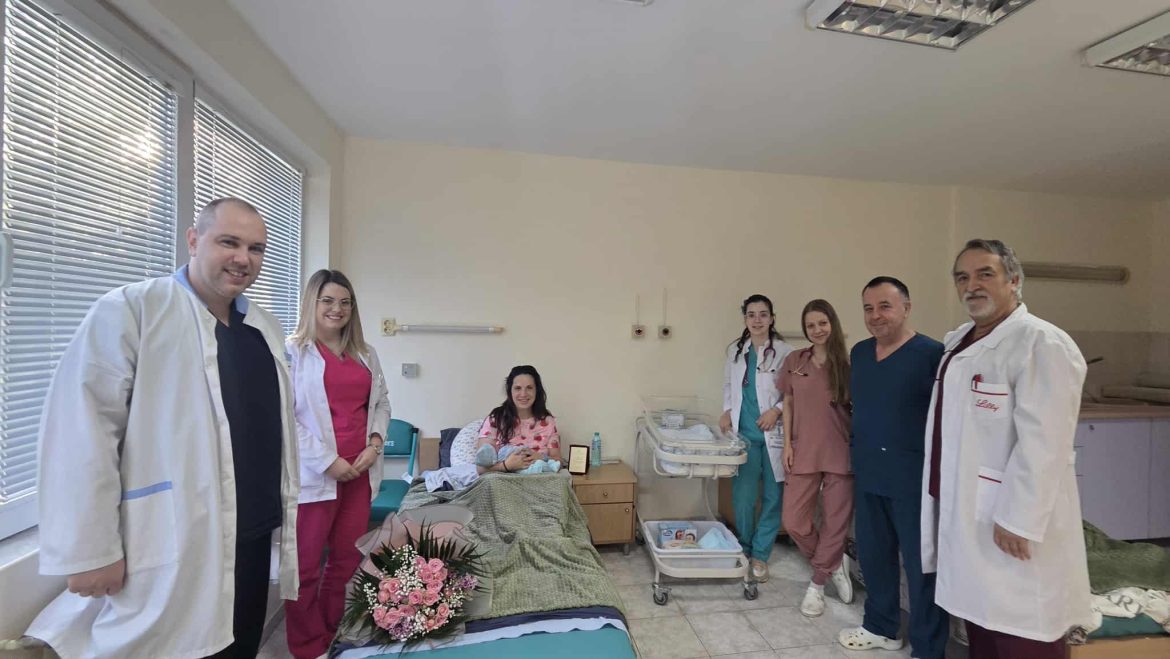 Бебе №1000 за 2025 година се роди в УМБАЛ „Д-р Георги Странски“ – Плевен, изпълнителният директор поздрави семейството с плакет и красив букет._69046b103d606.jpeg