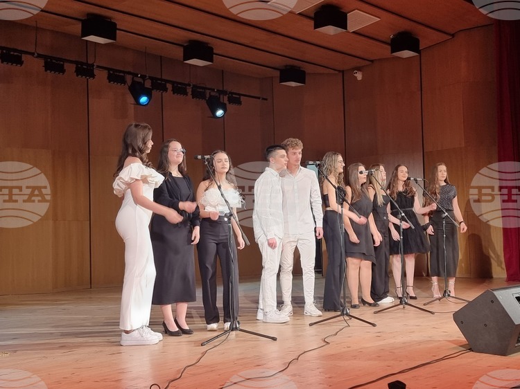 Близо 1500 лв. събраха в Плевен на благотворителен концерт „Будителите днес за децата утре“, организиран от „Родителите в Плевен“_690119ba45c76.jpeg