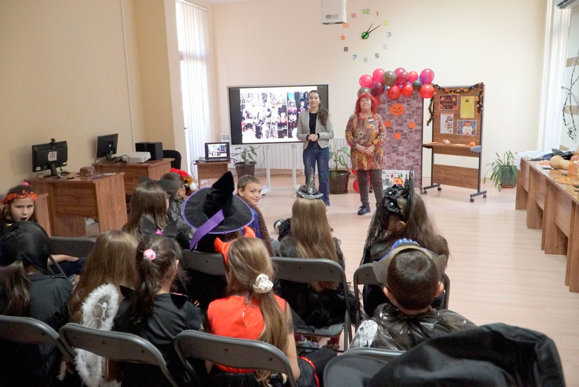 Интеркултурна инициатива събира българските кукери и символите на Хелоуин в НУ „Единство“_69047944d07d7.jpeg