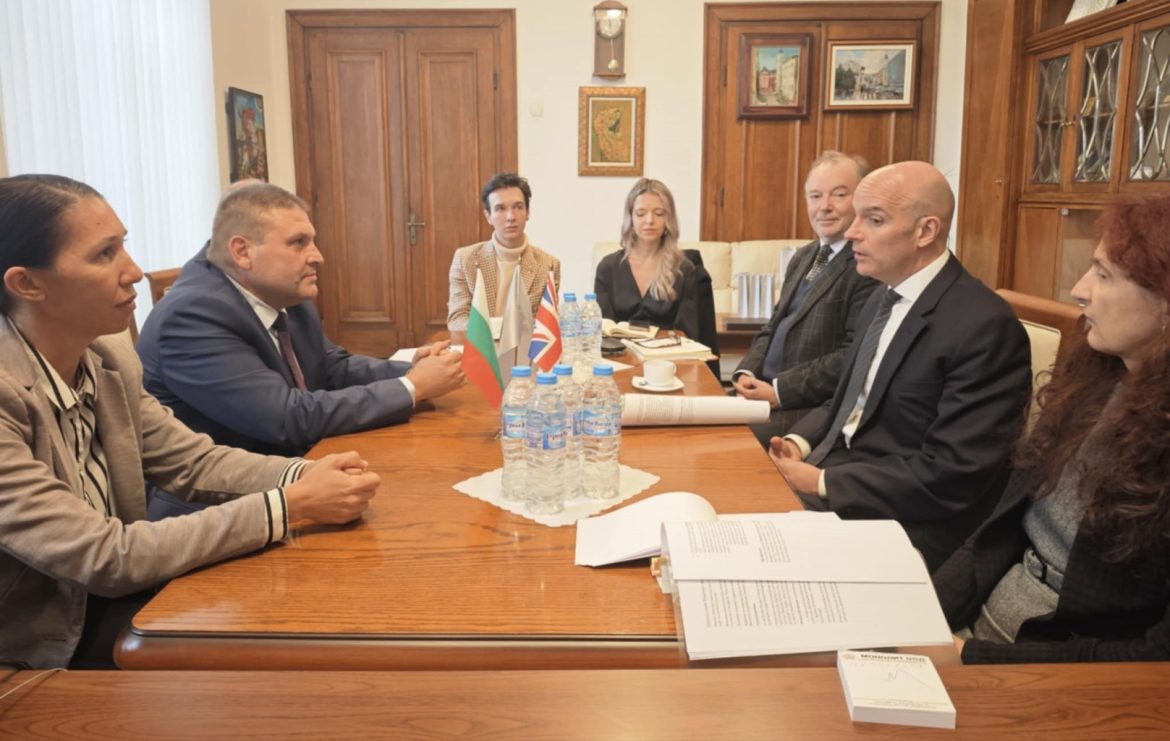 Кметът на Плевен обсъди сътрудничество с британския посланик Натаниел Копси_68e508cb738ec.jpeg