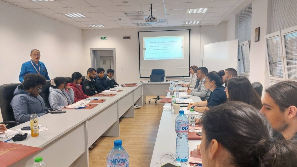 Млади лекари от УМБАЛ „Д-р Георги Странски“ преминаха успешно обучение по Advanced Cardiac Life Support в партньорство с Тексаския технически университет_68e7a0e2a8634.jpeg