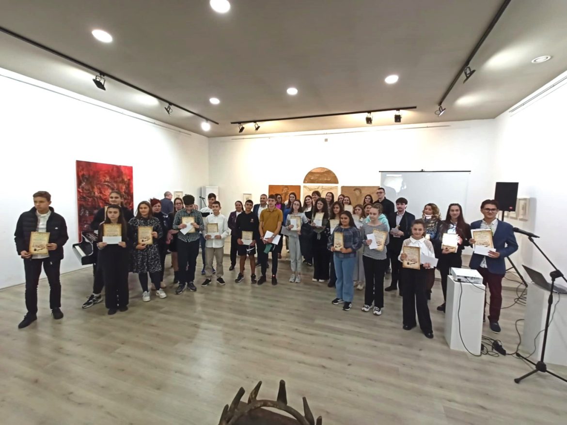 Община Плевен отличи изтъкнати педагози и ученици преди празник Будители._690228445797e.jpeg