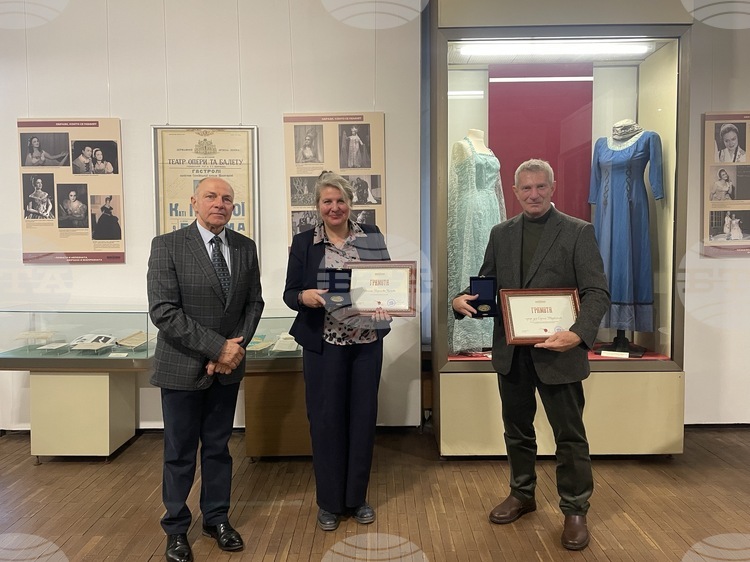 Регионалният исторически музей в Плевен отличи проф. д-р Сергей Торбатов, проф. д-р Пламен Митев и екипа на „Музеи, съкровища, легенди“ с наградата „Приятел на музея“_6904f59f0a3f2.jpeg