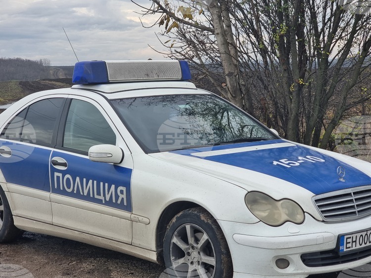 Тежък кран блокира движението по пътя Бяла – Ботевград край Долна Митрополия, трафикът се регулира поетапно_6901de9b9f121.jpeg