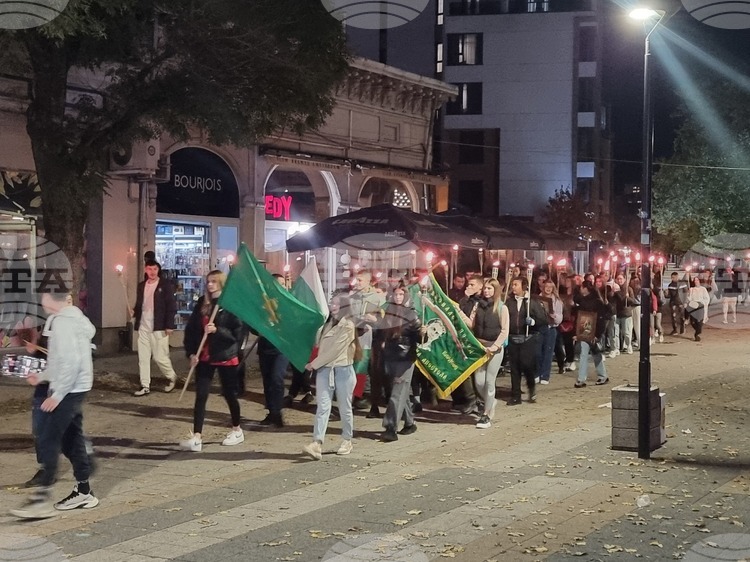 Ученици в Плевен участваха във факелно шествие „Поход на родолюбието“ в чест на народните будители и Данаил Попов._6901163af308d.jpeg