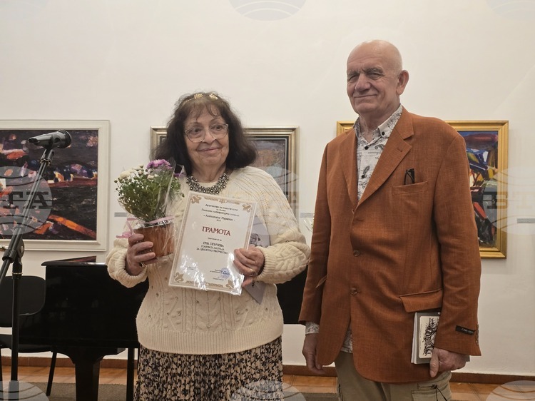 В навечерието на Деня на народните будители Сдружение „Дружество на писателите“ – Плевен връчи годишните литературни награди „Александър Муратов“ в галерия „Дарение Колекция Светлин Русев“_6903a9fb7ef26.jpeg