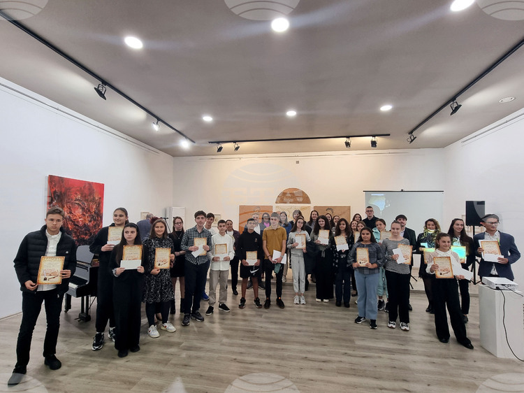 В Плевен наградиха млади учители, изявени ученици и пенсионирани директори в чест на Деня на народните будители_69022166226c5.jpeg