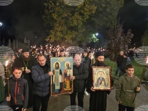 Факелно шествие и награждаване на 12 съвременни будители отбелязаха 1 ноември в Кнежа