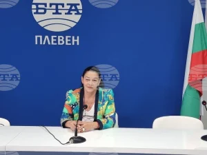 Поетесата Валентина Цветанова представи в Плевен първата си стихосбирка „Море и люлякови приказки“