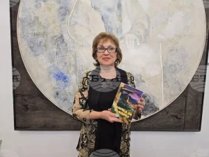 Валентина Атанасова представи в Плевен поетичната си книга „Поличба за България“